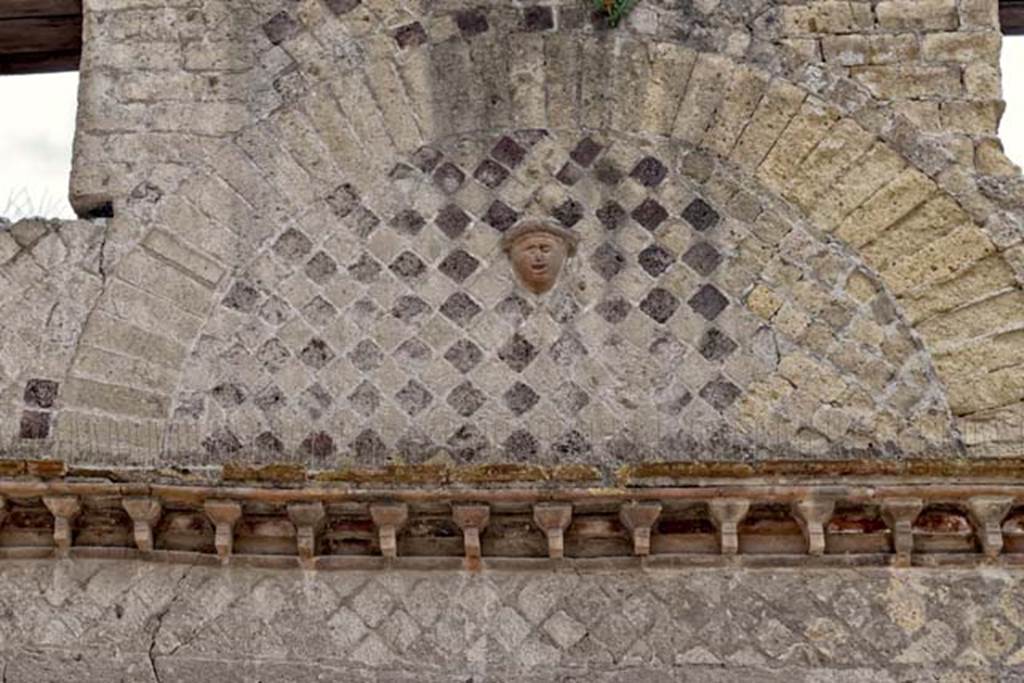 VI.29, Herculaneum, April 2018. Detail of upper floor above doorway. Photo courtesy of Ian Lycett-King. Use is subject to Creative Commons Attribution-NonCommercial License v.4 International.